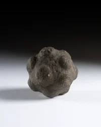 Geschnitzter Ball, Spätneolithikum, Schottland, ca. 3750-2000 v. Chr.